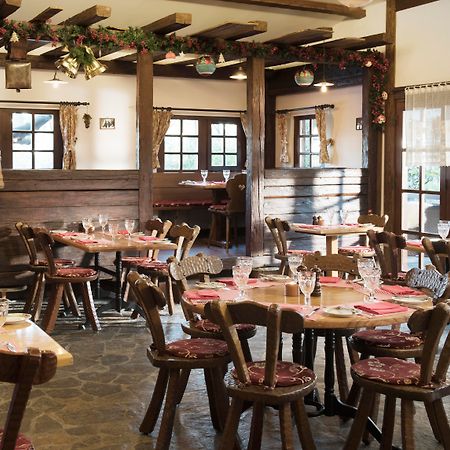 Swissotel The Bosphorus Istanbul Luaran gambar The photo shows the interior of a cozy restaurant. It features wooden tables and chairs arranged around the space, with each table set with glasses and menus. The decor includes wooden beams and warm lighting, creating an inviting atmosphere. Some ta