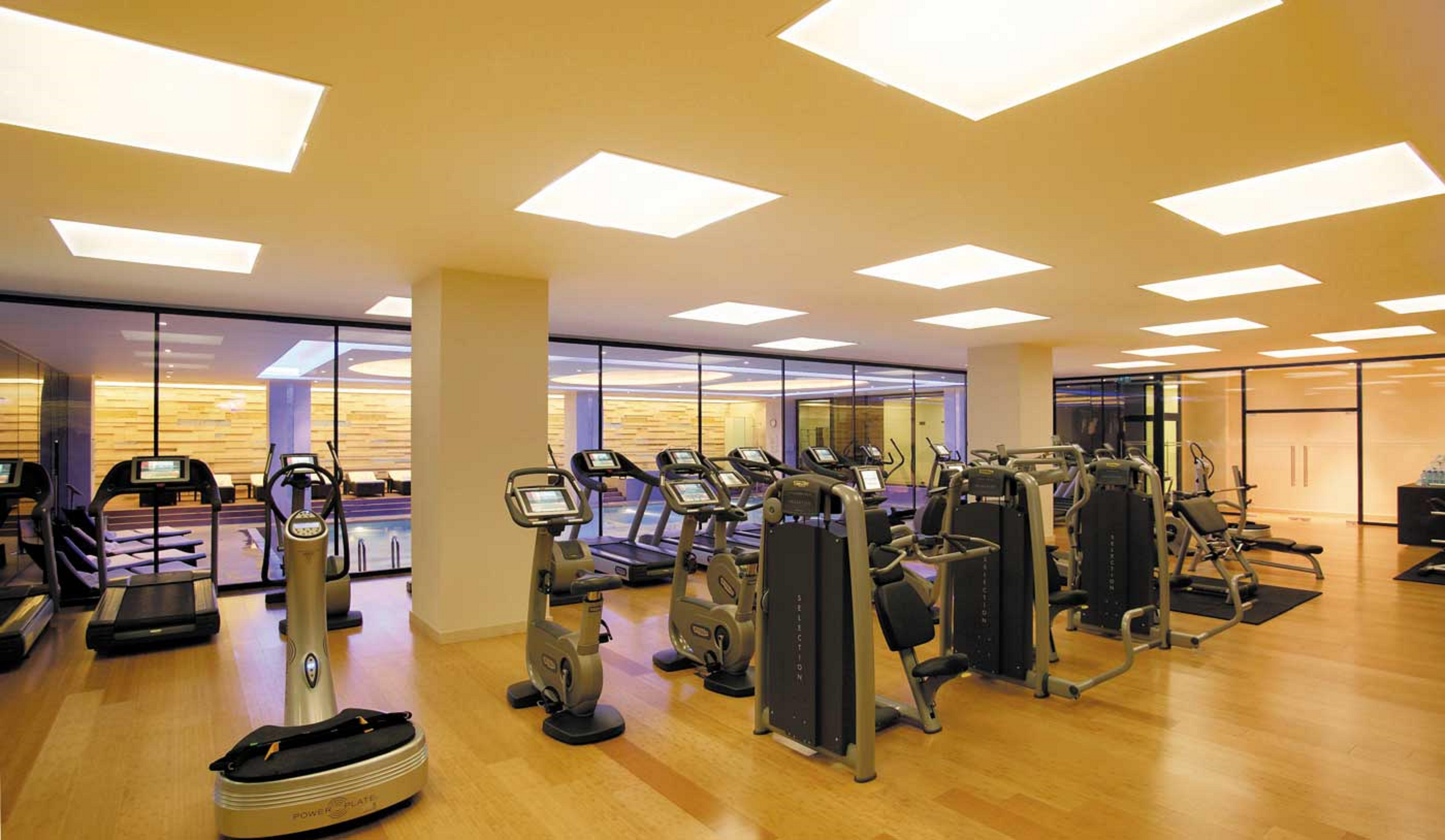 Swissotel The Bosphorus Istanbul Luaran gambar The image shows a modern gym or fitness center. It features various exercise equipment, including treadmills and weight machines, positioned around the space. The gym has a bright and open layout, with large windows that allow natural light to enter.