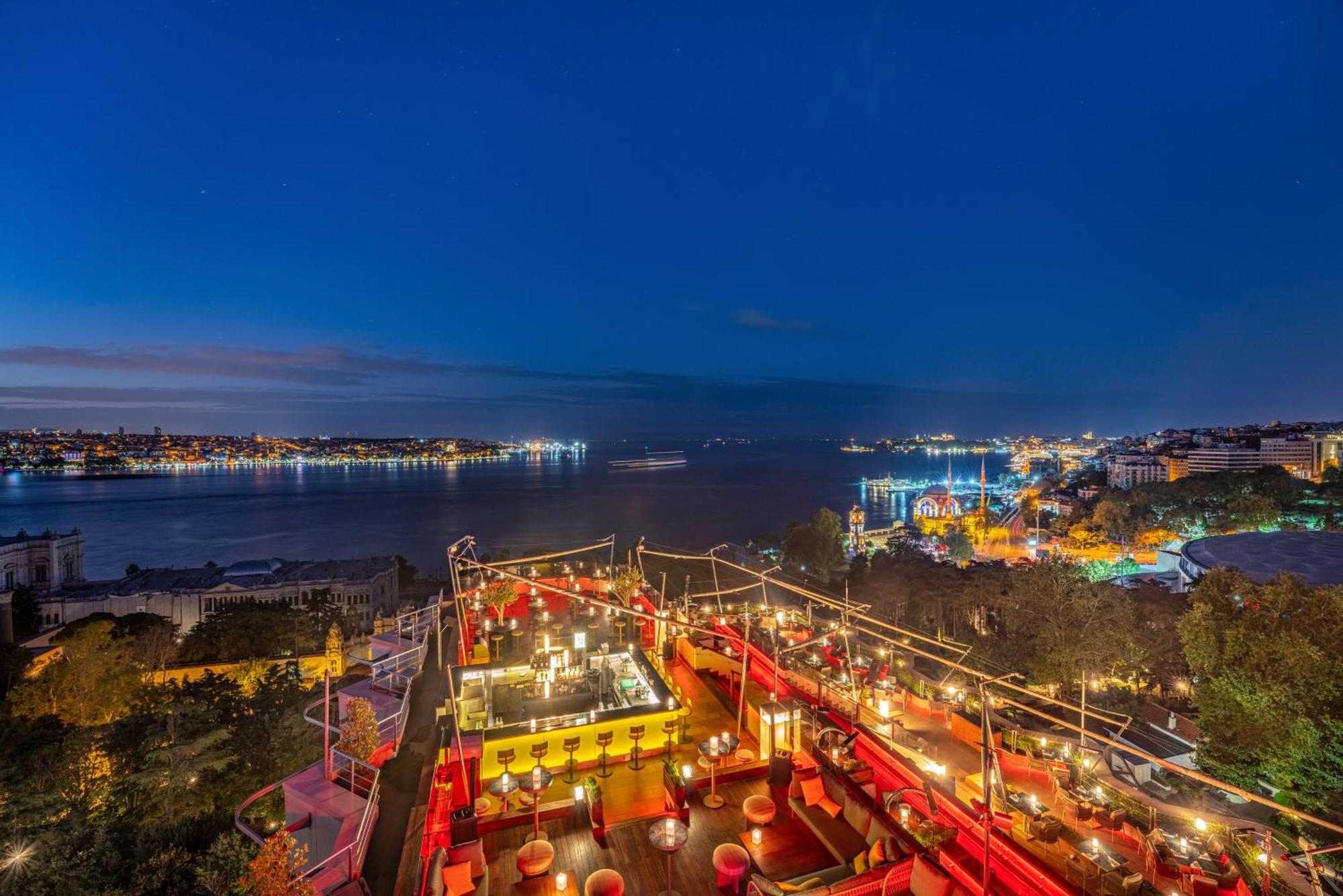 Swissotel The Bosphorus Istanbul Luaran gambar View of the port of Piraeus at night