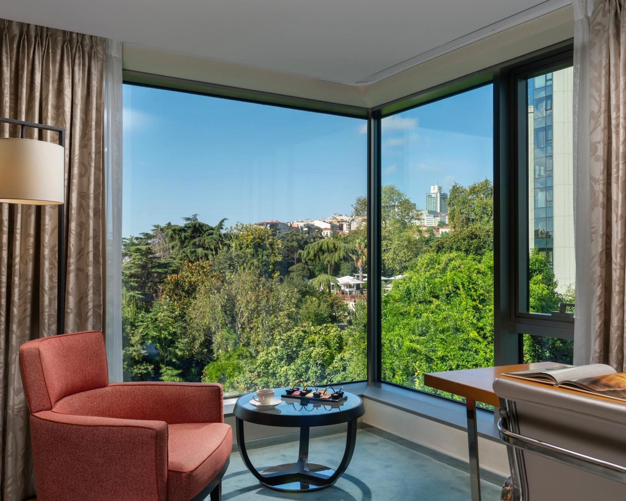 Swissotel The Bosphorus Istanbul Luaran gambar A view from a suite at the Beverly Hills Hotel