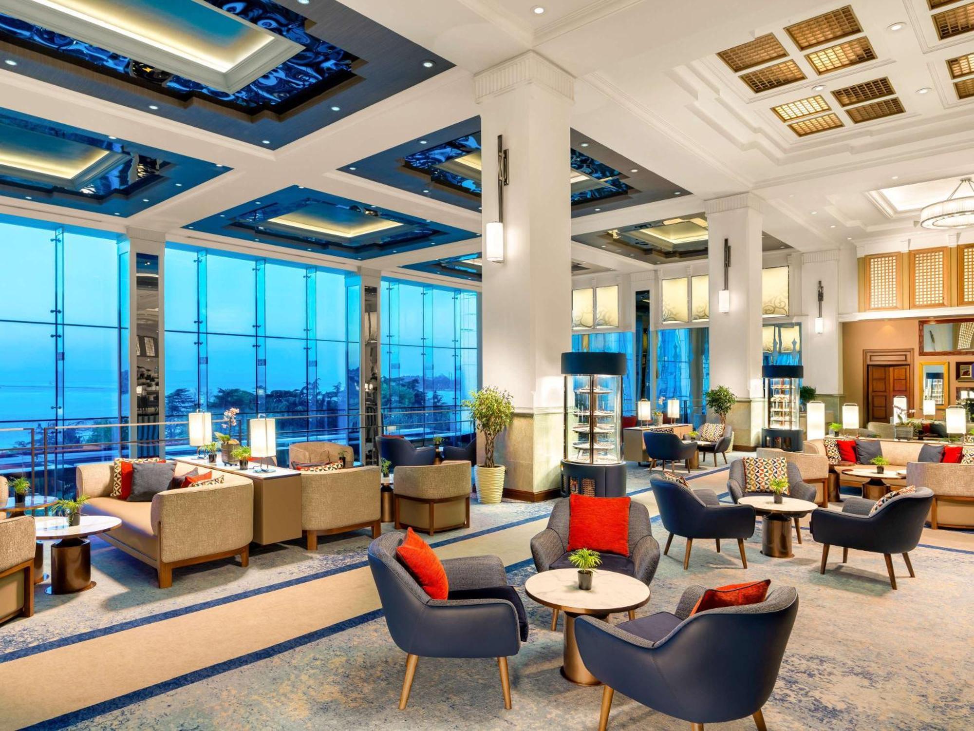 Swissotel The Bosphorus Istanbul Luaran gambar The photo shows a spacious and elegantly designed lobby area with large windows that allow natural light to flood in, creating a bright and inviting atmosphere. The ceiling features a decorative design, adding to the sophistication of the space. 

Th